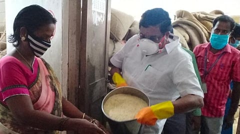 தட்டாஞ்சாவடி சுப்பையா நகர் சேக்கிழார் அரசுப் பள்ளி வளாகத்தில் அரிசியைப் பயனாளிகளுக்கு வழங்குகிறார், அத்தொகுதி எம்எல்ஏ வெங்கடேசன்.