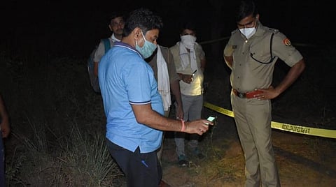 தப்பல் நெடுஞ்சாலை அருகில் நடைபெற்ற துப்பாக்கி சண்டைக்கு பிறகு ஆய்வு செய்யும் எஸ்பி ஜி.முனிராஜ்.ஐபிஎஸ்