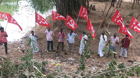 பாசன வாய்க்காலில் இறங்கி ஆர்ப்பாட்டம் நடத்திய இந்தியக் கம்யூனிஸ்ட் கட்சியினர்.