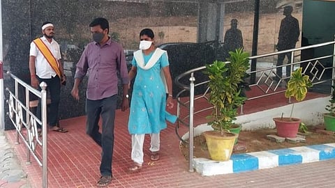 சாத்தான்குளம், தந்தை மகன் மரணம் தொடர்பாக, திருச்செந்தூர் அரசு விருந்தினர் மாளிகையில், நீதித்துறை நடுவரிடம் சாட்சியம் அளித்துவிட்டு வெளியே வரும் அரசு மருத்துவமனை செவிலியர் கிருபை.