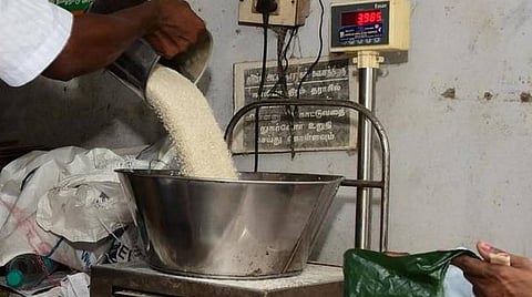 6 முதல் டோக்கன் விநியோகம் ரேஷன் பொருட்கள் இம்மாதமும் இலவசம்: தமிழக அரசு அறிவிப்பு