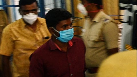 தூத்துக்குடி தலைமை குற்றவியல் நீதித்துறை நடுவர் ஹேமா முன்னிலையில் ஆஜர்படுத்துவதற்காக காவலர் முத்துராஜை ( சிகப்பு சட்டை அணிந்திருப்பவர்) சிபிசிஐடி போலீசார் அழைத்து வந்தனர். படம் : என்.ராஜேஷ்
