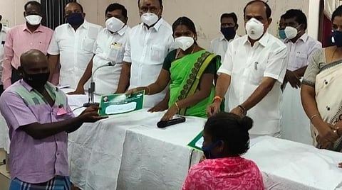 தூத்துக்குடியில் விஷவாயு தாக்கி உயிரிழந்தவர்களின் குடும்பங்களுக்கு ரூ.10 லட்சம் நிதியுதவி: அமைச்சர்கள் கடம்பூர் ராஜூ, ராஜலெட்சுமி வழங்கினர்