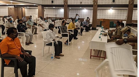 ஊரடங்கு தளர்வு: காவல் ஆணையர் அலுவலகத்தில் போலீஸார்- வணிகர்கள் ஆலோசனைக்கூட்டம்
