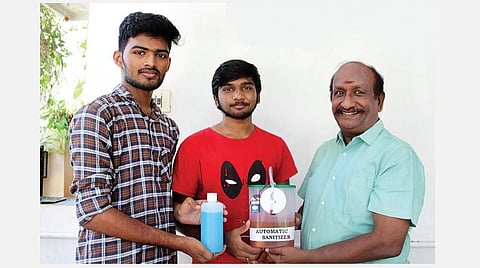 பாட்டிலைத் தொடாமல் கிருமிநாசினி பயன்படுத்தலாம்