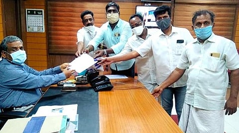 மாவட்ட ஆட்சியரிடம் மனு அளித்த கோவை பொற்கொல்லர்கள் சங்கத் தலைவர் எஸ்.எம்.கமலஹாசன் உள்ளிட்டோர்.