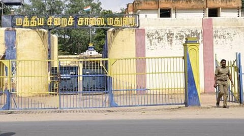 சாத்தான்குளம் சம்பவத்தில் கைதான காவல் அதிகாரிகள் ஸ்ரீதர், ரகுகனேஷுக்கு சலுகைகள் இல்லை; சிசிடிவி மூலம் கண்காணிகிறோம்: மதுரை சிறை அதிகாரி தகவல்