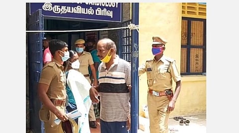 சாத்தான்குளம் வழக்கில் கைதான சிறப்பு உதவி ஆய்வாளர், காவலர் மருத்துவமனையில் அனுமதி: 3 காவலர்கள் மதுரை மத்திய சிறையில் அடைப்பு
