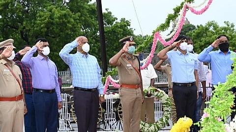 வேலூர் மக்கான் சிக்னல் பகுதியில் உள்ள சிப்பாய் புரட்சி நினைவுத்தூணுக்கு மலர் வளையம் வைத்து அஞ்சலி செலுத்திய மாவட்ட ஆட்சியர் சண்முகசுந்தரம், எஸ்.பி. பிரவேஷ்குமார் மற்றும் அதிகாரிகள்.