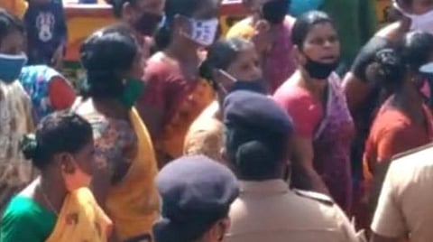 மீனவப் பெண்களிடம் பேச்சுவார்த்தையில் ஈடுபடும் போலீஸார்