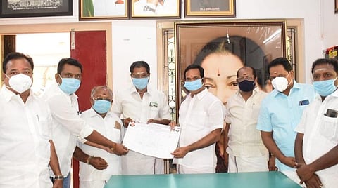 விண்ணப்பப் படிவங்களை அளிக்கிறார் மாநகர் மாவட்டச் செயலாளரும், முன்னாள் எம்.பி.யுமான ப.குமார்.