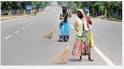 கரோனா காலம்: துயரத்தை மட்டுமே சுமக்கும் தூய்மைப் பணியாளர்கள்