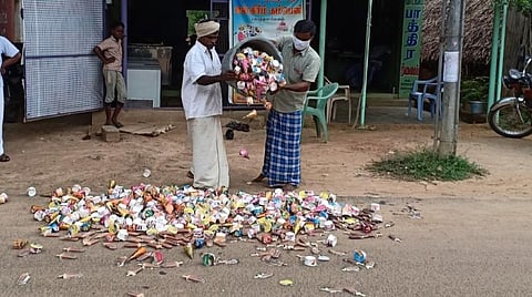 கொத்தமங்கலத்தில் விற்க முடியாமல் இருந்த ஐஸ்கிரீம்களை சாலையில் கொட்டும் ஐஸ்கிரீம் நிறுவனத்தினர்.