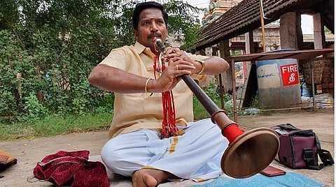 சப்பாத்தி வியாபாரம் செய்யும் நாதஸ்வர கலைஞர்: கரோனா நெருக்கடியை உழைப்பால் வீழ்த்தி முன்னுதாரணமாக திகழ்கிறார்