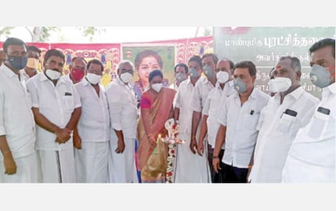 ஆரணி புதிய கோட்டாட்சியர் அலுவலக கட்டுமானப் பணியை தலைமைச் செயலகத் தில் இருந்து முதல்வர் பழனிசாமி காணொலி காட்சி மூலம் தொடங்கி வைத்ததும், பொதுப்பணித் துறை செயற்பொறியாளர் பிரமிளா குத்துவிளக்கு ஏற்றி வைத்தார்.