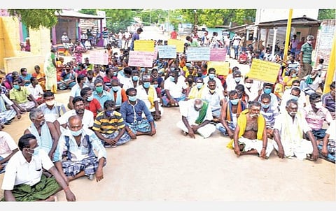 வீரபாண்டிய கட்டபொம்மன் குறித்து அவதூறு பரப்பியவர் மீது நடவடிக்கை எடுக்க வலியுறுத்தி வைப்பாறில் மறியல் செய்த மக்கள்.