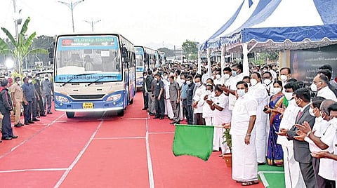 சேலம் கந்தம்பட்டி பகுதியில் புதிதாக கட்டப்பட்டுள்ள மேம்பாலத்தை முதல்வர் பழனிசாமி நேற்று திறந்து வைத்தார். உடன் திமுக எம்.பி. பார்த்திபன், எம்எல்ஏக்கள் செம்மலை, சக்திவேல், வெங்கடாஜலம், ஆட்சியர் ராமன் உள்ளிட்டோர்.படம்: எஸ்.குரு பிரசாத்