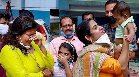 கரோனாவிலிருந்து மீண்ட தாய்; குழந்தையைப் பிரியமுடியாமல் கதறி அழுத சமூக ஆர்வலர்!