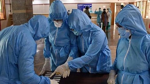 திண்டுக்கல் அரசு மருத்துவமனையில் பணியாளர்களுக்கு அதிகரிக்கும் கரோனா தொற்று: மருத்துவர்கள், செவிலியர் என 25 பேர் பாதிப்பு