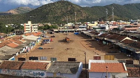 கரோனா தொற்று காரணமாக மூடப்பட்ட ஒட்டன்சத்திரம் காய்கறி மார்க்கெட்.