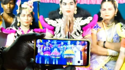 திருச்செங்கோடு அருகே எலச்சிபாளையத்தில் நடத்தப்படும் தெருக்கூத்து ஆன்லைனில் பதிவு செய்யப்படுகிறது.