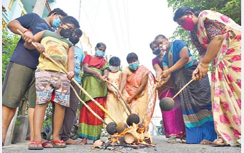 ஆடி முதல் நாளான நேற்று சேலத்தில் தேங்காய் சுடும் நிகழ்ச்சி நடைபெற்றது. சேலம் அரிசிபாளையம் பகுதியில் பொதுமக்கள் தேங்காய் சுட்டு கொண்டாடினர். படம்: எஸ். குரு பிரசாத்