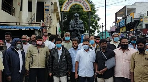 பெரியார் சிலை மீது காவிச் சாயம் பூசப்பட்டதைக் கண்டித்து ஆர்ப்பாட்டம் நடத்திய திராவிடர் கழகம் மற்றும் பல்வேறு கட்சியினர்.
