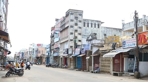 கும்பகோணத்தை தலைமையிடமாக கொண்டு மாவட்ட தலைநகரமாக்க கோரி இன்று கும்பகோணத்தில் கடையடைப்பு செய்த வர்த்தகர்கள்.