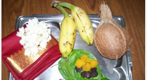 ஆடி வெள்ளி... மகாலக்ஷ்மி, ஆண்டாள் வழிபாடு; அக்கம்பக்கத்து பெண்களுக்கு புடவை,வளையல்!