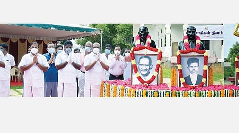 தியாகிகள் தினத்தையொட்டி சென்னை கிண்டி காந்தி மண்டப வளாகத்தில் உள்ள தியாகிகள் ஆர்யா (எ) பாஷ்யம், சங்கரலிங்கனார், செண்பகராமன் ஆகியோரின் சிலைகளுக்கு அருகே வைக்கப்பட்டிருந்த படங்களுக்கு தமிழக அரசின் சார்பில் அமைச்சர்கள் டி.ஜெயக்குமார், பா.பெஞ்சமின், கா.பாண்டியராஜன், தமிழ் வளர்ச்சி மற்றும் செய்தித் துறை செயலாளர் மகேசன் காசிராஜன், செய்தி மக்கள் தொடர்புத் துறை இயக்குநர் பொ.சங்கர், முன்னாள் எம்பி ஜெ.ஜெயவர்தன் உள்ளிட்டோர் மலர்தூவி மரியாதை செலுத்தினர்.