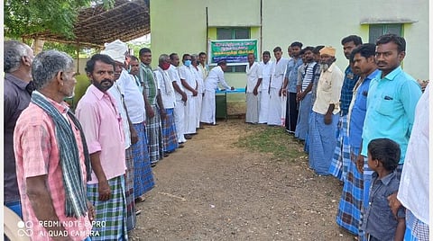 முதல் கையெழுத்து போடும் மாரனூர் நடராஜ்.