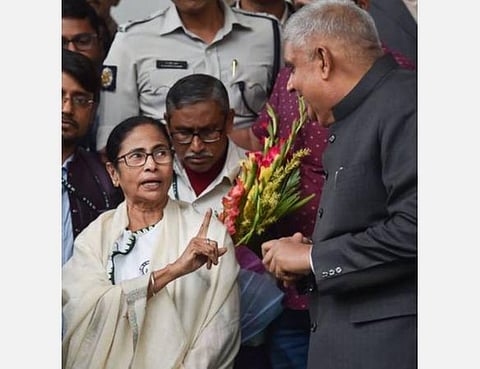 நாங்கள் ஆளுநர் வைத்த வேலையாட்களா? பா.ஜ. கட்சி நபரை விடவும் மோசமாக பேசுகிறார்: ஆளுநரைச் சாடும் மம்தா