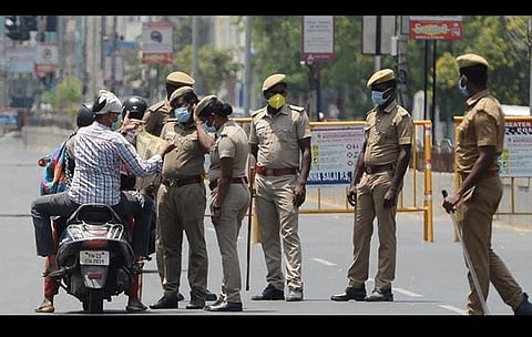 சென்னையில் 24 மணி நேர தளர்வில்லா ஊரடங்கு; அவசியமின்றி வெளியில் வரவேண்டாம்: போக்குவரத்து காவல்துறை அறிவிப்பு
