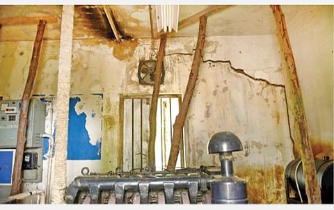 திருச்சியை அடுத்த முக்கொம்பு மேலணையில் உடைந்து விழும் நிலையில் உள்ள பவர் ஹவுஸ் கட்டிடத்தின் உள்ளே சவுக்கு கட்டைகளை பயன்படுத்தி முட்டுக் கொடுத்துள்ளனர். படம்: ஜி.ஞானவேல்முருகன்