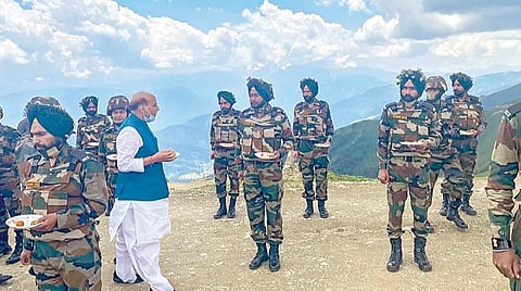 காஷ்மீரின் குப்வாரா மாவட்டத்தில் உள்ள எல்லைப் பகுதியை மத்திய பாதுகாப்பு அமைச்சர் ராஜ்நாத் சிங் நேற்று பார்வையிட்டார். அப்போது அவர் அங்கு பாதுகாப்பு பணியில் ஈடுபட்டுள்ள ராணுவ வீரர்களுடன் உரையாடினார்.படம்: பிடிஐ