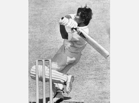 1974: ஆண்டி ராபர்ட்ஸ் பவுன்சரை ஹூக் ஷாட் ஆடும் சுனில் கவாஸ்கர்.| தி இந்து ஆர்க்கைவ்ஸ்