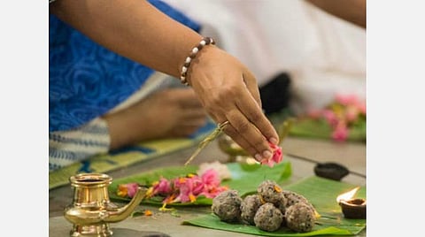 ஆடி அமாவாசையில் சுமங்கலிகள் விரதம் இருக்கலாமா? ; பெற்றோர் இல்லாத ஆண்கள் அவசியம் விரதம் இருக்கணும்!