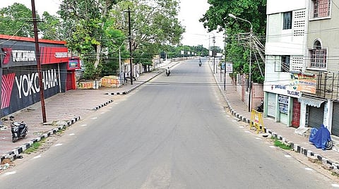 முழு ஊரடங்கால் மதுரை நெல்பேட்டை அருகே வெறிச்சோடிக் காணப்பட்ட ஏவி மேம்பாலம். படம்: எஸ்.கிருஷ்ணமூர்த்தி