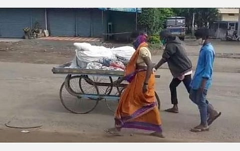 கணவரின் உடலை தள்ளுவண்டியில் இடுகாட்டுக்கு தள்ளி சென்ற மனைவி