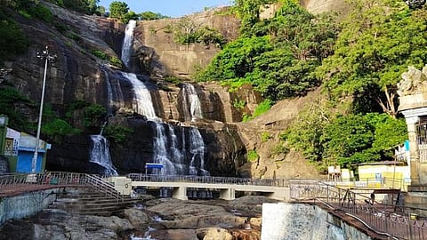 தடை நீடிப்பதால் ஆடி அமாவாசை தினத்தில் வெறிச்சோடிய குற்றாலம்