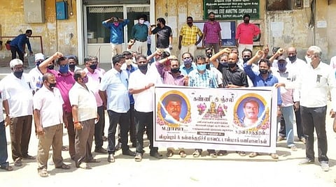 டாஸ்மாக் பணியாளர்கள் பணிப் பாதுகாப்பு கேட்டு முற்றுகைப் போராட்டம்.