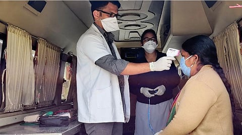 உதகையில் நடமாடும் பரிசோதனை வாகனத்தில் மக்களிடம் கரோனா பரிசோதனை மேற்கொள்ளப்பட்டு வருகிறது.