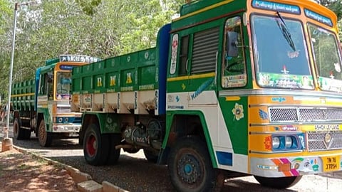 மானாமதுரை வைகை ஆற்றில் தொடரும் மணல் கடத்தல்: லாரிகளைப் பறிமுதல் செய்த வட்டாட்சியர்- 50 இடங்களில் மார்க்சிஸ்ட் கம்யூனிஸ்ட் போராட்டம்
