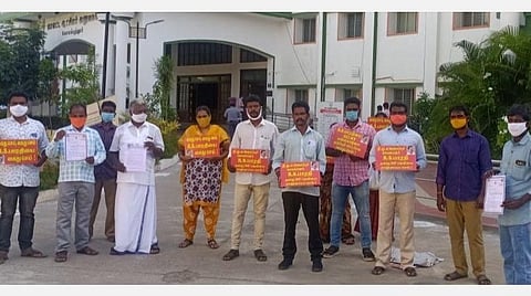 திமுக எம்.பி. ஆர்.எஸ்.பாரதி மீது நடவடிக்கை எடுக்க வலியுறுத்தி, கோவை மாவட்ட ஆட்சியர் அலுவலகத்தில் மனு அளிக்க வந்த தலித் மக்கள் விடுதலைக் கழகம், தமிழ்நாடு தூய்மை பொதுத் தொழிலாளர்கள் சங்கத்தினர்.