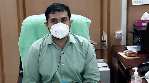 காரைக்கால் மாவட்ட ஆட்சியர் அலுவலகத்தில் செய்தியாளர்களிடம் பேசிய ஆட்சியர் அர்ஜூன் சர்மா.