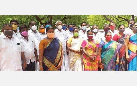 மதுரை மாவட்ட ஆட்சியரிடம் நேற்று மனு அளிக்க வந்த ஊராட்சித் தலைவர்கள்.