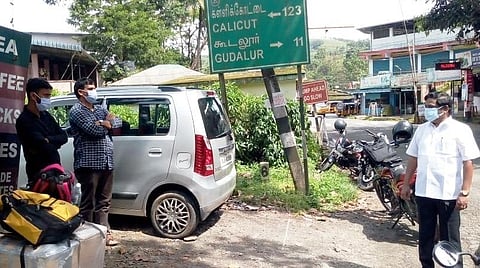 நீலகிரி மாவட்ட எல்லையான நாடுகானி சோதனைச்சாவடி அருகே காத்திருந்த சுனில், கிரிசன்.
