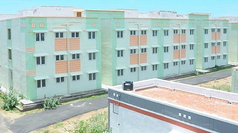 புதுக்கோட்டை நரிமேட்டில் கட்டப்பட்டுள்ள குடியிருப்பு வளாகம்.