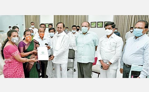 சீன எல்லை மோதலில் வீரமரணம் அடைந்த கர்னல் சந்தோஷ்பாபுவின் மனைவி சந்தோஷிக்கு துணை மாவட்ட ஆட்சியர் பணிக்கான நியமன உத்தரவை தெலங்கானா முதல்வர் கே.சந்திரசேகர ராவ் வழங்கினார்.