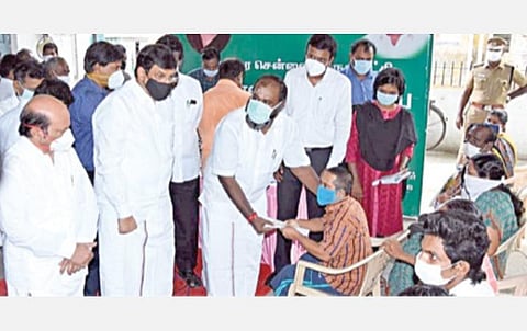 சென்னை அயனாவரம் மண்டல அலுவலகத்தில் கரோனா தடுப்பு பணிகளை ஆய்வுசெய்த வருவாய்த் துறை அமைச்சர் ஆர்.பி.உதயகுமார், கரோனாவில் இருந்து குணமடைந்த 10 மாற்றுத் திறனாளிகளுக்கு ரூ.1,000 நிவாரண நிதி வழங்கினார்.